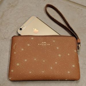 C O A C H  Corner Zip Wristlet